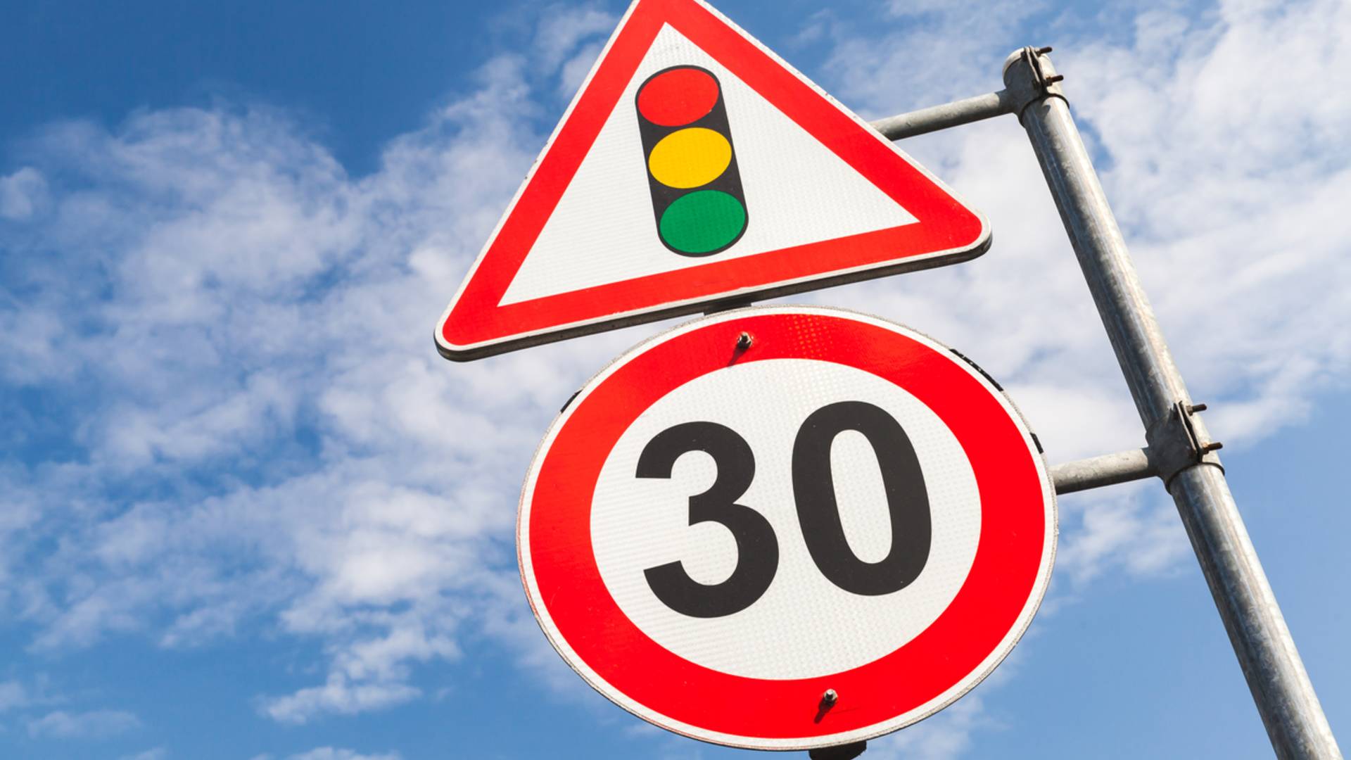5 أنواع من إشارات المرور التي يجب أن يعرفها أولئك الذين يسافرون كثيرا